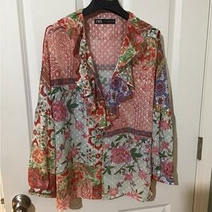 ZARA Floral Blouse.Size Small Has Nice Ruffle Around Neck & in Front .See Pics🌺